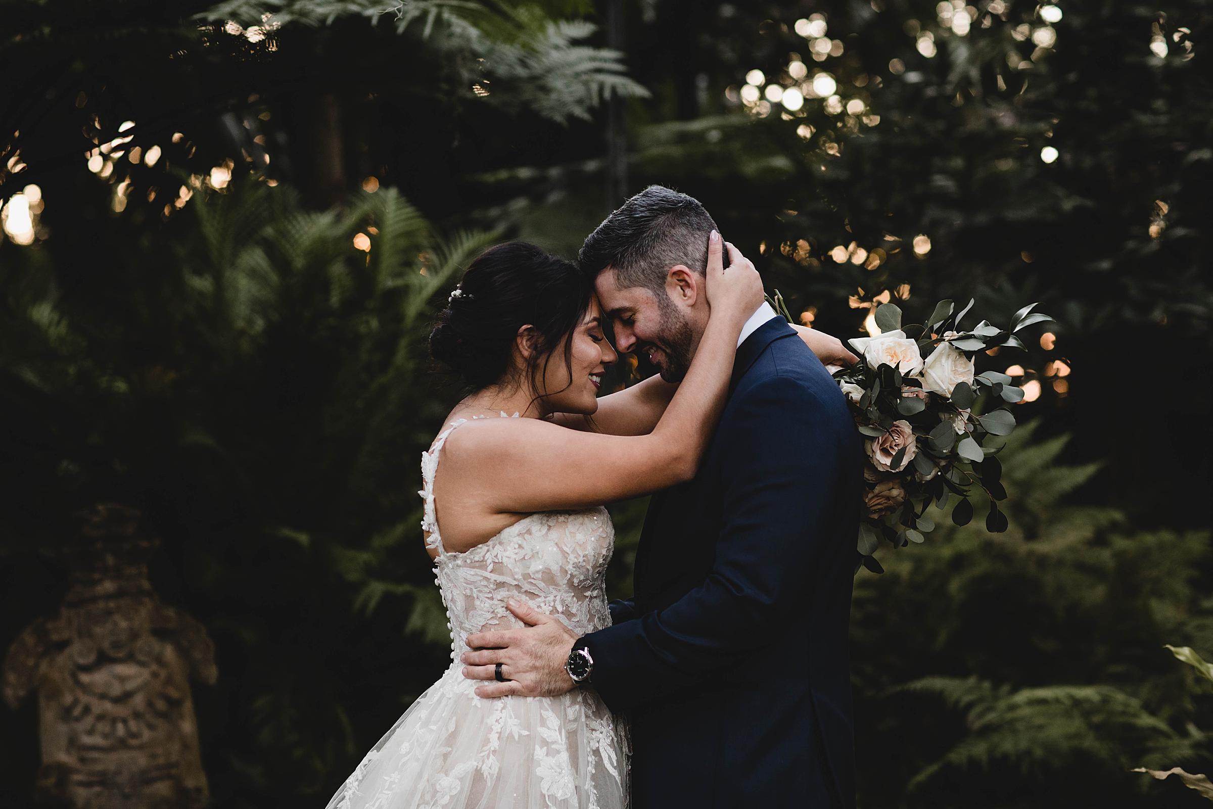 bride and groom portraits at marie selby botanical gardens, selby gardens wedding, juliana montane photography